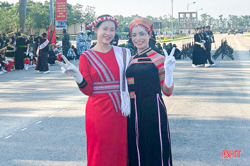 Nguyễn Thị Mỹ Duyên khá tự tin khi bước vào môi trường luyện tập khắt khe, cô gái trẻ vinh dự đứng ở hàng ngũ khối Nữ dân quân các dân tộc Việt Nam. bqbht_br_z2.jpg