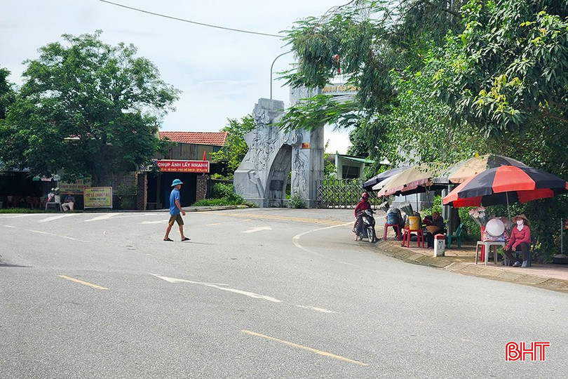 Khung cảnh trước cổng số 1 Khu di tích Ngã ba Đồng Lộc bqbht_br_1k.jpg