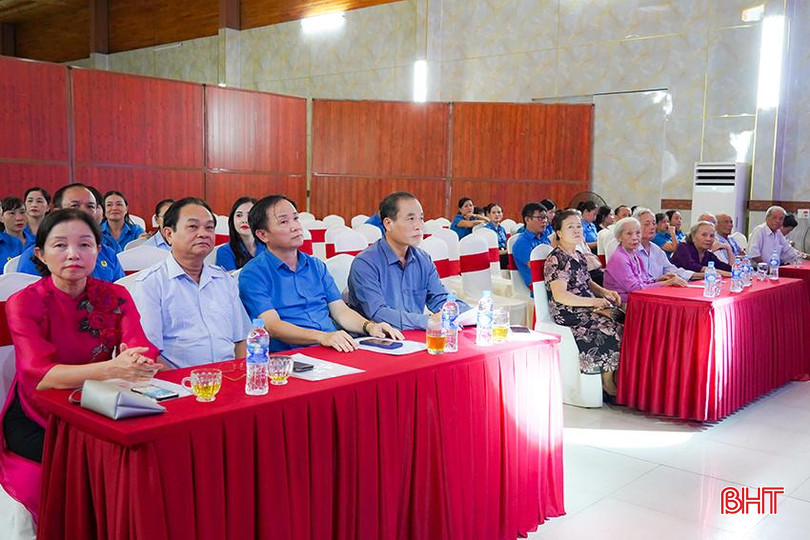 Đại biểu tham dự buổi lễ. 1.jpg