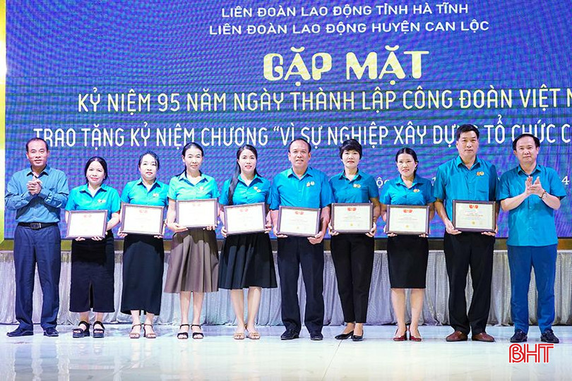 Lãnh đạo LĐLĐ tỉnh, UBND huyện Can Lộc trao kỷ niệm chương “Vì sự nghiệp xây dựng tổ chức công đoàn” cho các cá nhân. 5.jpg