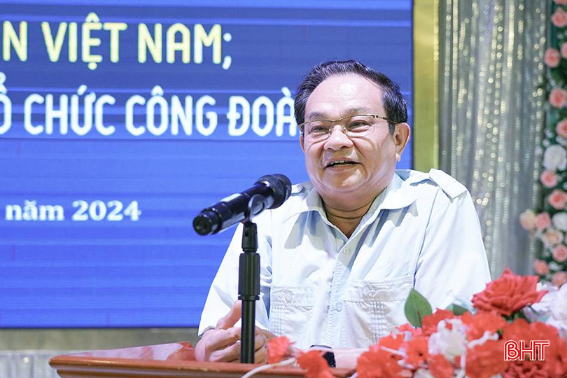 Nguyên Phó Chủ tịch Thường trực LĐLĐ tỉnh Nguyễn Văn Sơn chia sẻ những kinh nghiệm, kỷ niệm trong quá trình hoạt động công đoàn. 3.jpg