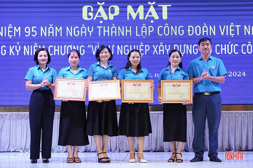 Trao bằng khen của LĐLĐ tỉnh cho các tập thể "Giỏi việc nước - Đảm việc nhà". 6.jpg