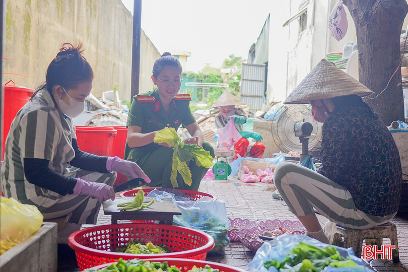Thiếu tá Nguyễn Thị Hồng Hạnh luôn lựa chọn thấu hiểu, lắng nghe những tâm tư của chị em phạm nhân. bqbht_br_g4.jpg
