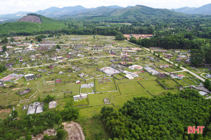 Do diện tích đất màu nằm sát nghĩa trang của xã nên nhiều gia đình, dòng họ đã tự ý khoanh vùng để xây lăng mộ. bqbht_br_0dji-0138.jpg