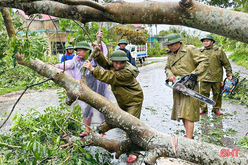 Lực lượng bảo vệ ANTT cơ sở phối hợp với Công an xã Thạch Hà khắc phục hậu quả sau bão số 5. bqbht_br_c4.jpg