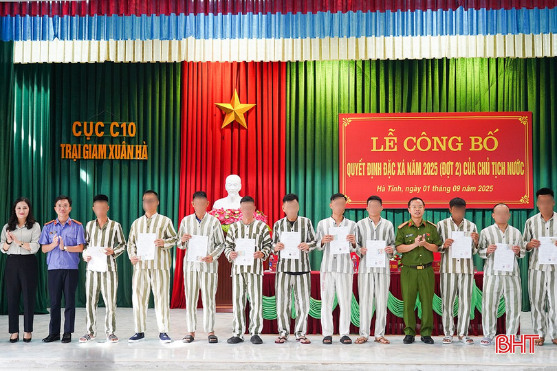 Lãnh đạo Ủy ban MTTQ tỉnh, Viện Kiểm sát nhân dân tỉnh và Trại giam Xuân Hà trao quyết định đặc xá cho phạm nhân. bqbht_br_x3.jpg