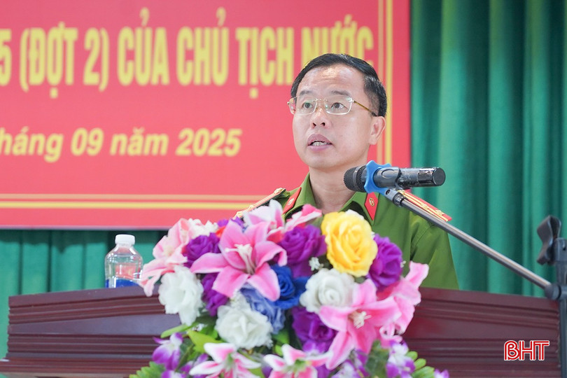 Thượng tá Bùi Quốc Toản - Phó Giám thị Trại giam Xuân Hà phát biểu tại buổi lễ. bqbht_br_x4.jpg
