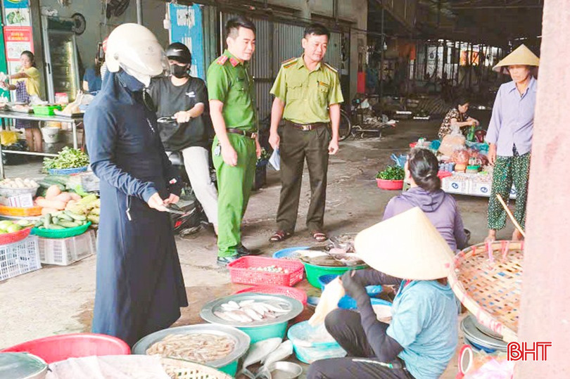 Lực lượng chức năng phổ biến pháp luật về việc mua bán trái phép chim trời ở các chợ dân sinh. bqbht_br_t2.jpg