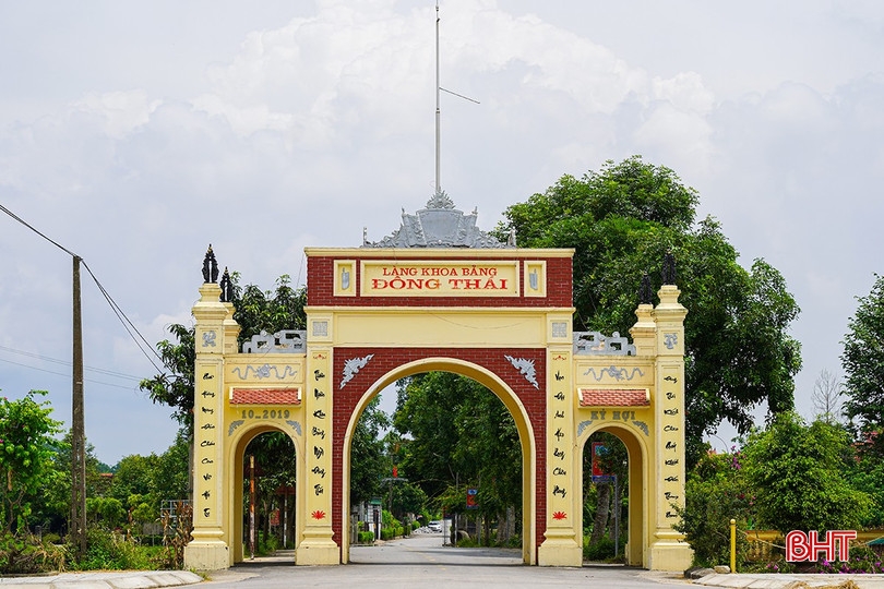 Huy động con em Đông Thái xây dựng cổng làng được xem là một "điểm sáng" trong công tác dân vận của ông Chương. bqbht_br_1dsc04881.jpg
