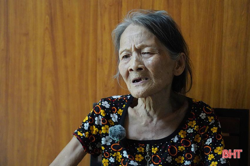 Bà Đặng Thị Điu chẳng thể cầm nổi nước mắt khi nói về tương lai 2 cháu. q2.jpg