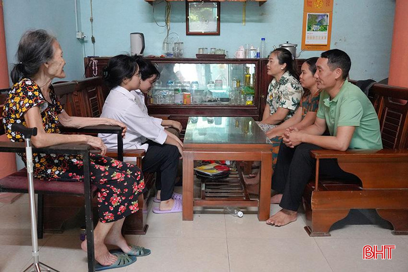 Đại diện địa phương cùng họ hàng tới động viên, chúc mừng Như Quỳnh và Diễm Quỳnh trước kết quả cao trong Kỳ thi tốt nghiệp THPT quốc gia. q1.jpg