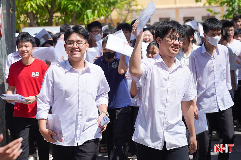 បេក្ខជន Ha Tinh ចូលរួមការប្រឡងសញ្ញាបត្រមធ្យមសិក្សាទុតិយភូមិឆ្នាំ 2025 Thí sinh Hà Tĩnh tham dự Kỳ thi tốt nghiệp THPT 2025