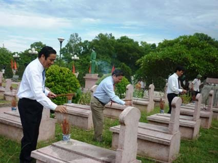 ...đặt vòng hoa và dâng hương tại Nghĩa trang Liệt sỹ Núi Nài