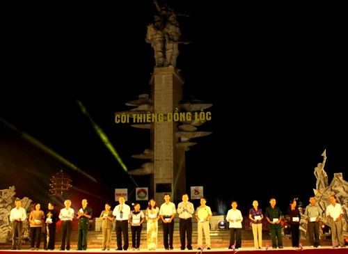 Phó Thủ tướng Nguyễn Xuân Phúc, Phó Chủ tịch Quốc hội Huỳnh Ngọc Sơn trao quà cho thân nhân gia đình 10 nữ liệt sỹ TNXP, năm Anh hùng ở ngã ba Đồng Lộc và ông Nguyễn Thế Linh, nguyên Đại đội trưởng TNXP Phó Thủ tướng Nguyễn Xuân Phúc, Phó Chủ tịch Quốc hội Huỳnh Ngọc Sơn trao quà cho thân nhân gia đình 10 nữ liệt sỹ TNXP, năm Anh hùng ở ngã ba Đồng Lộc và ông Nguyễn Thế Linh, nguyên Đại đội trưởng TNXP