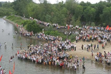 Đông đảo người dân đến xem và cổ vũ cho các đội đua