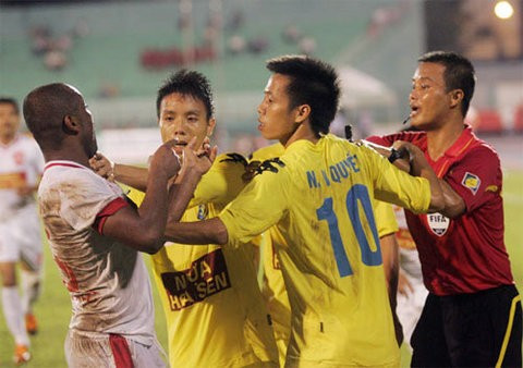 Cầu thủ Hà Nội T&T có thể bị loại vì thói côn đồ ảnh 1