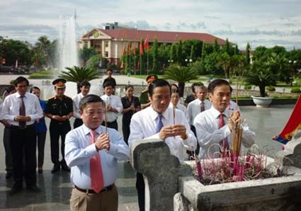 Lãnh đạo tỉnh dâng hương tưởng niệm tại Khu lưu niệm Bác Hồ...
