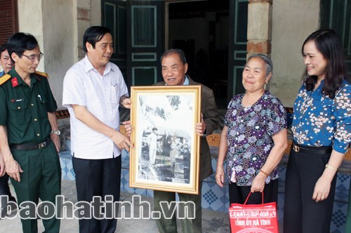 Bí thư Tỉnh ủy tặng quà cho CCB Phan Huy Lạp ở xã Thạch Châu