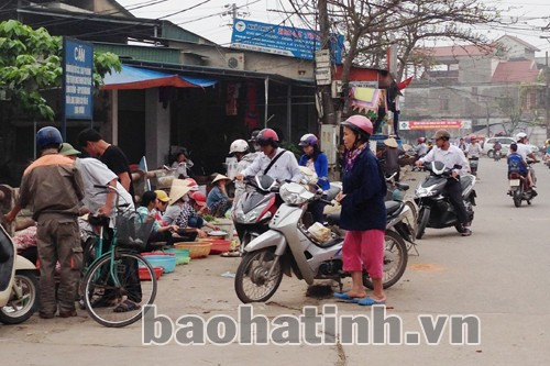 Chợ lấn đường, chuyện dài nói mãi. Ảnh: Mai Phương
