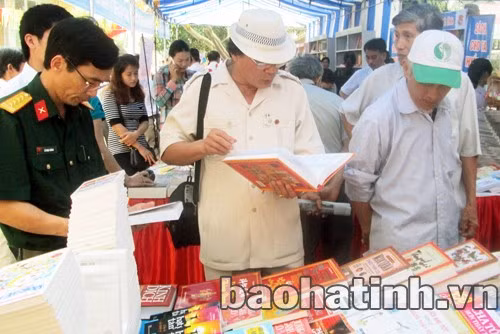 Độc giả say sưa tìm hiểu sách