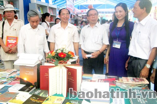 Phó Chủ tịch Thường trực UBND tỉnh Nguyễn Thiện tham quan các gian hàng giới thiệu sách