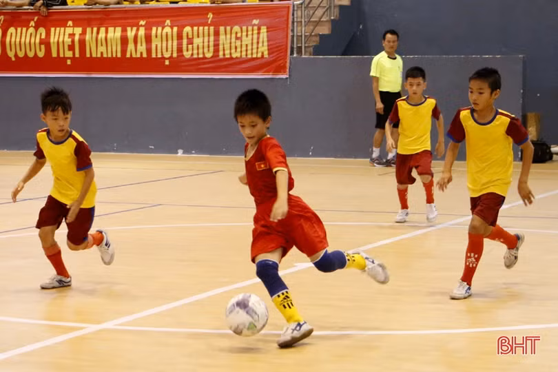 Thiếu niên TX Hồng Lĩnh giành ngôi quán quân Giải bóng đá TN-NĐ toàn tỉnh