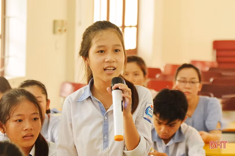 Trao tặng học bổng cho học sinh Hà Tĩnh hoàn cảnh khó khăn