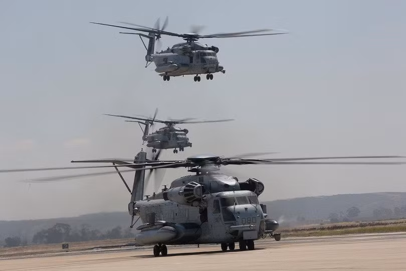 40 máy bay đắt hơn F-35 của lính thủy đánh bộ Mỹ diễu binh “Voi đi bộ” hoành tráng