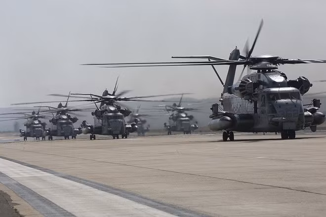 40 máy bay đắt hơn F-35 của lính thủy đánh bộ Mỹ diễu binh “Voi đi bộ” hoành tráng
