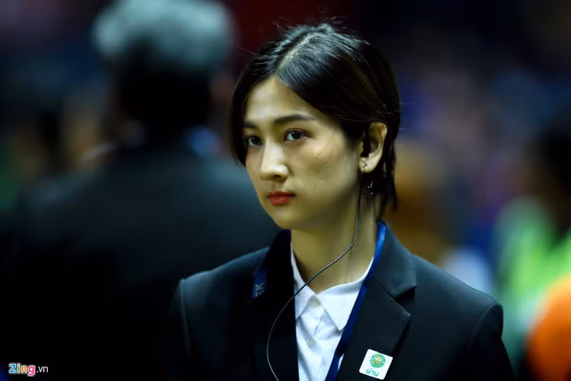 Nữ điều phối viên gây thương nhớ ở trận chung kết Kings Cup
