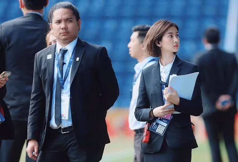 Nữ điều phối viên gây thương nhớ ở trận chung kết Kings Cup