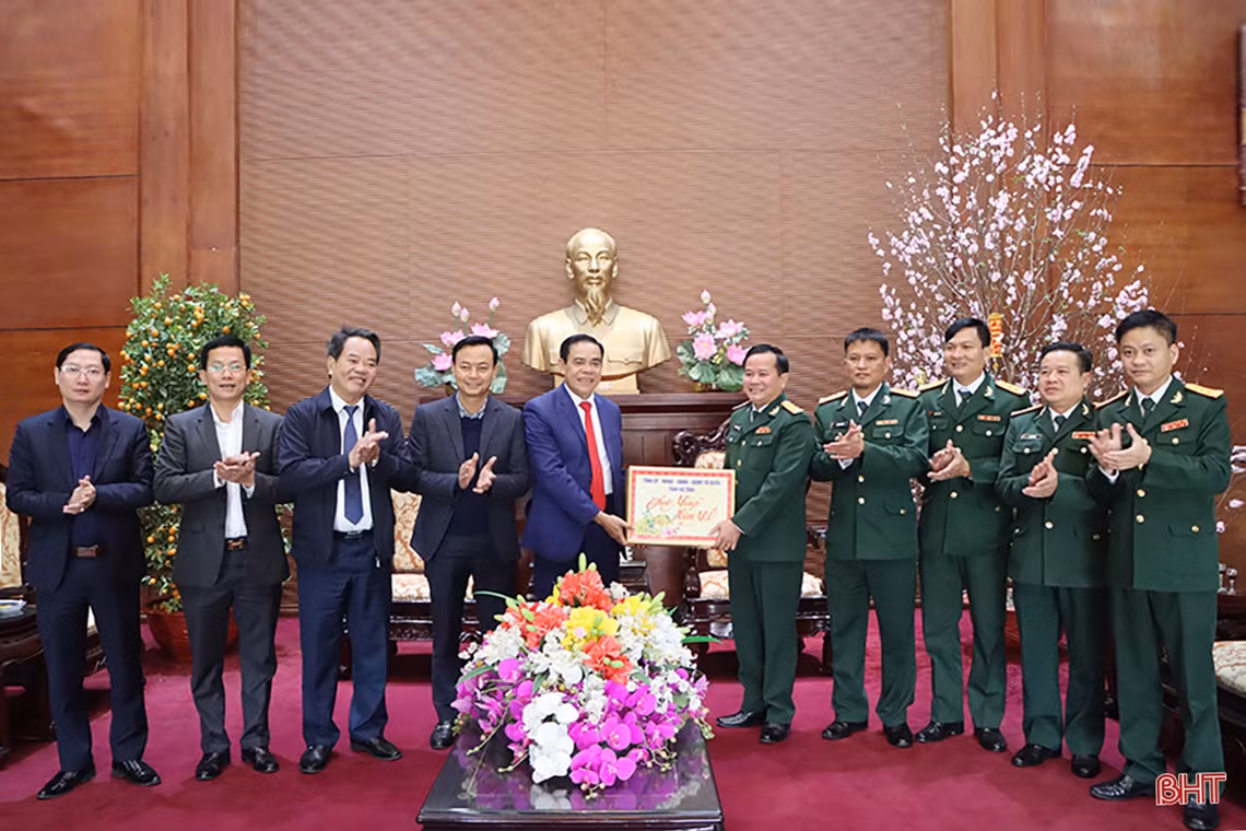Lãnh đạo Hà Tĩnh tặng quà, động viên các đơn vị làm nhiệm vụ xuyên tết