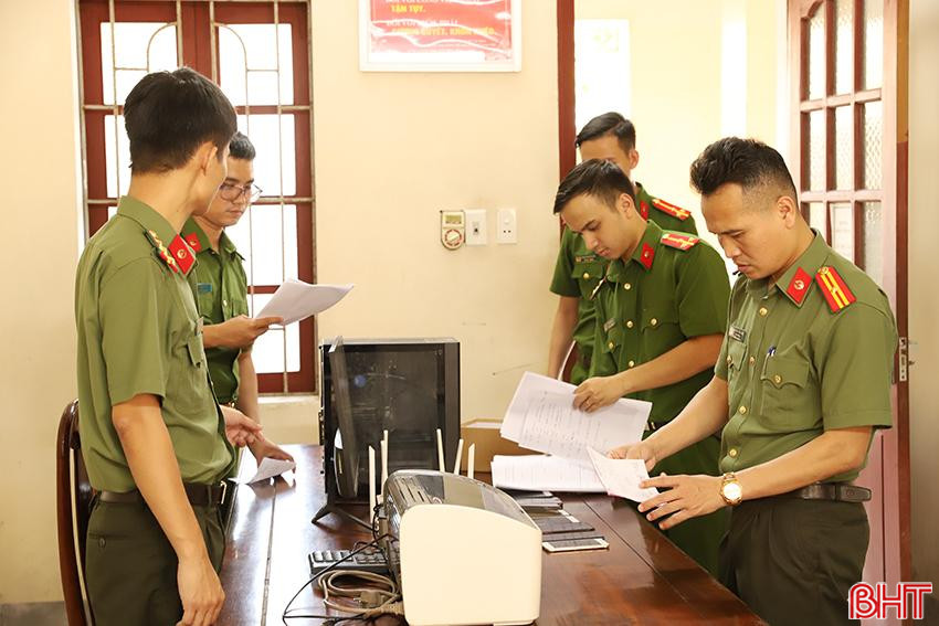 Cơ quan điều tra thu giữ tài liệu liên quan đến vụ án.JPG
