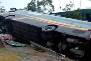 Xe khách mất lái, lật nghiêng dưới mương nước ở Hà Tĩnh