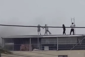 2 thanh niên cầm búa phá mái tôn, cứu 7 người thoát khỏi đám cháy