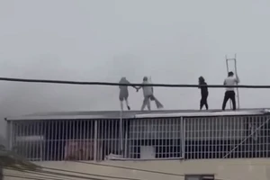 2 thanh niên cầm búa phá mái tôn, cứu 7 người thoát khỏi đám cháy