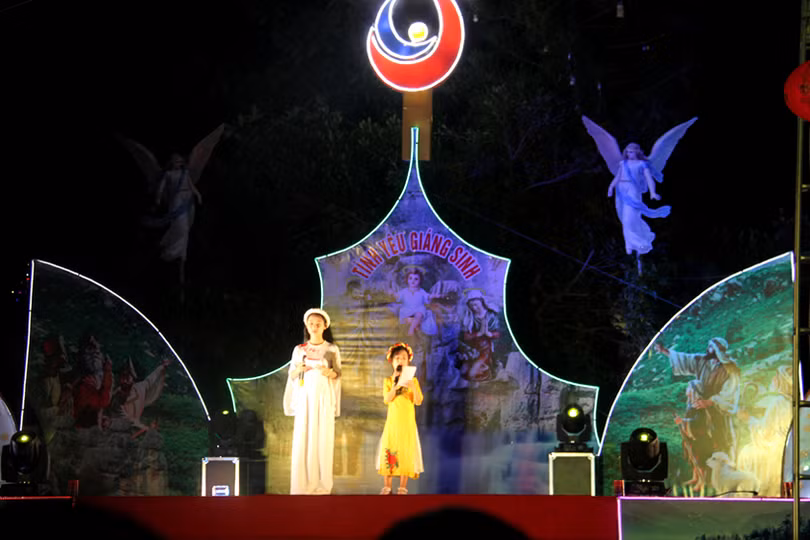 Đêm Giáng sinh rực rỡ, an lành trên khắp miền quê Hà Tĩnh