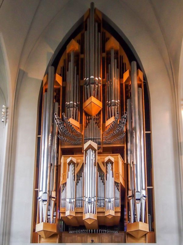 Hallgrimskirkja có thiết kế độc đáo, tối giản. Nơi đây thu hút du khách với cây đàn đại phong cầm cao hơn 15 m, nặng 25 tấn được đặt bên trong nhà thờ. Ảnh: Pinterest, I.pinimg. 4 nhà thờ có kiến trúc độc đáo trên thế giới