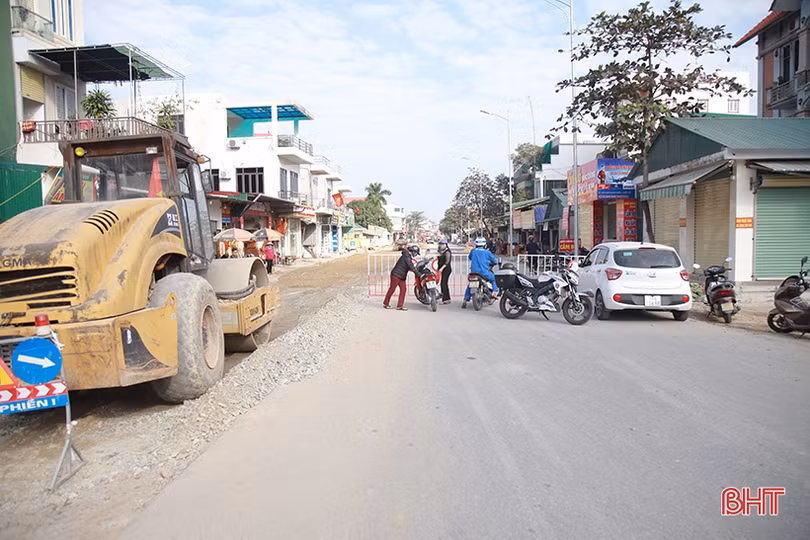 Thi công đêm ngày, quyết hoàn thành tuyến đường “treo” lâu nhất Hà Tĩnh trước Tết