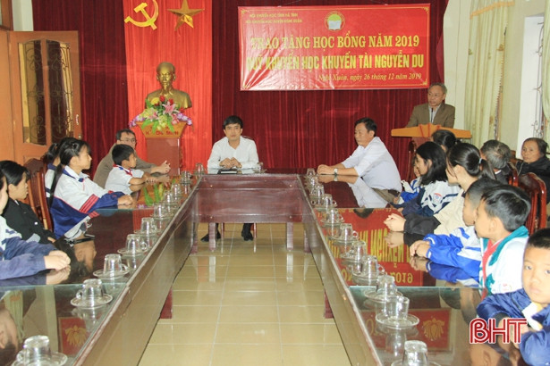 Nghi Xuân hỗ trợ 290 triệu đồng giúp học sinh nghèo vượt khó