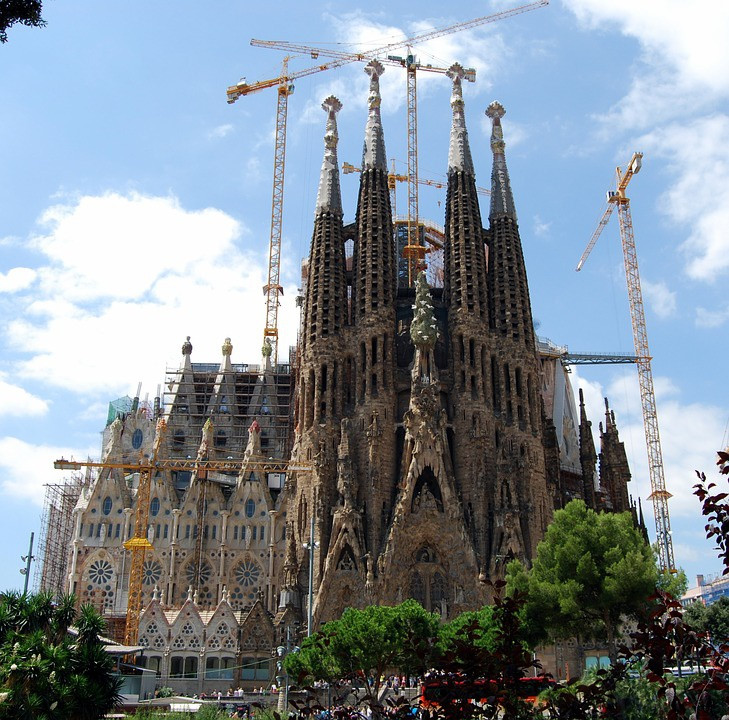 Thánh đường Sagrada Família nổi tiếng vì là nhà thờ duy nhất trên thế giới có thời gian xây hơn một thế kỷ. Công trình được khởi công từ năm 1882, đến nay, sau 137 năm, nhà thờ vẫn chưa hoàn thiện. Ảnh: Archdaily, Pixabay. 4 nhà thờ có kiến trúc độc đáo trên thế giới