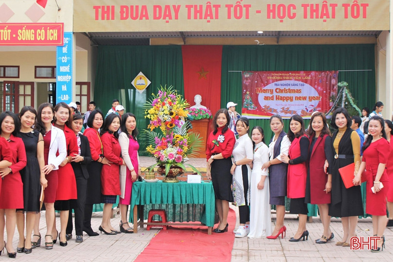 Ấn tượng màn catwalk trong chương trình “Merry Christmas and Happy New Year” ở trường học Thạch Hà