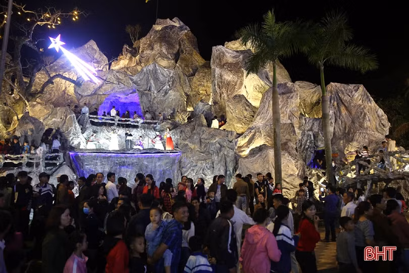 Đêm Giáng sinh rực rỡ, an lành trên khắp miền quê Hà Tĩnh