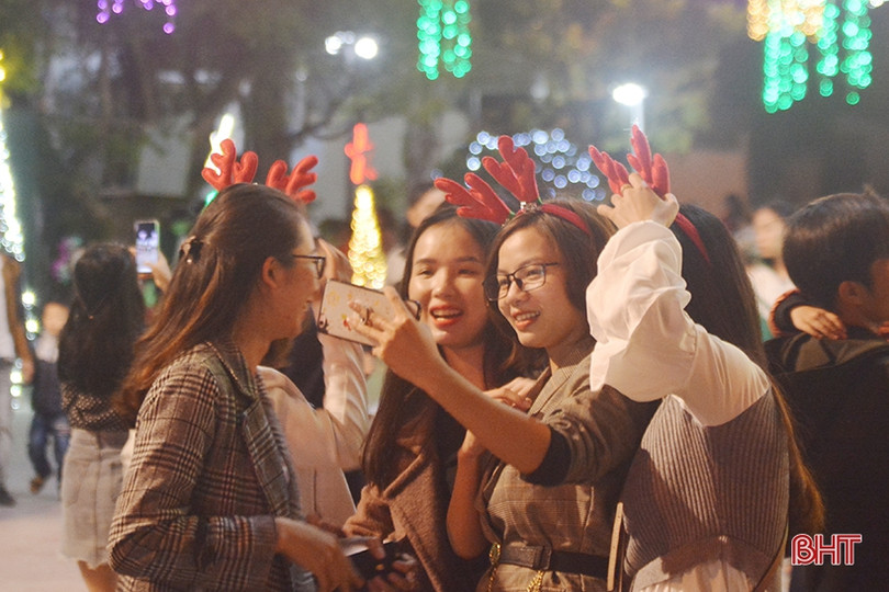 Đêm Giáng sinh rực rỡ, an lành trên khắp miền quê Hà Tĩnh