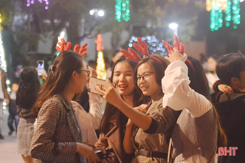 Đêm Giáng sinh rực rỡ, an lành trên khắp miền quê Hà Tĩnh