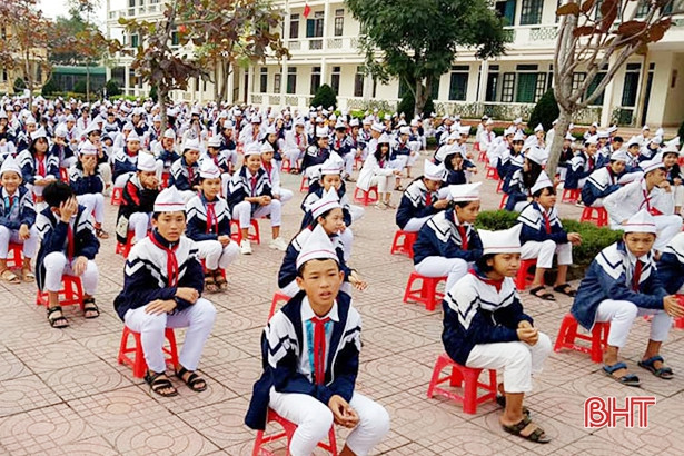 Tuyên dương nam sinh Hà Tĩnh nhặt được hơn 18 triệu đồng tìm người trả lại
