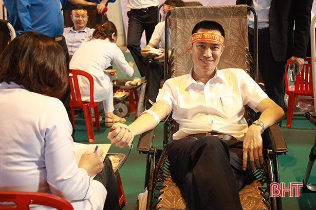 Điện lực Hà Tĩnh với “vạn trái tim, một tấm lòng”