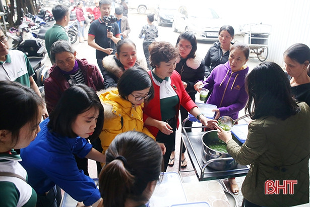 Đoàn thanh niên Vietcombank và Báo Hà Tĩnh tổ chức chương trình Tết ấm cho bệnh nhân nghèo