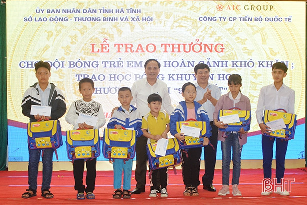 Trao học bổng trị giá 750 triệu đồng cho học sinh Hà Tĩnh có hoàn cảnh khó khăn học giỏi
