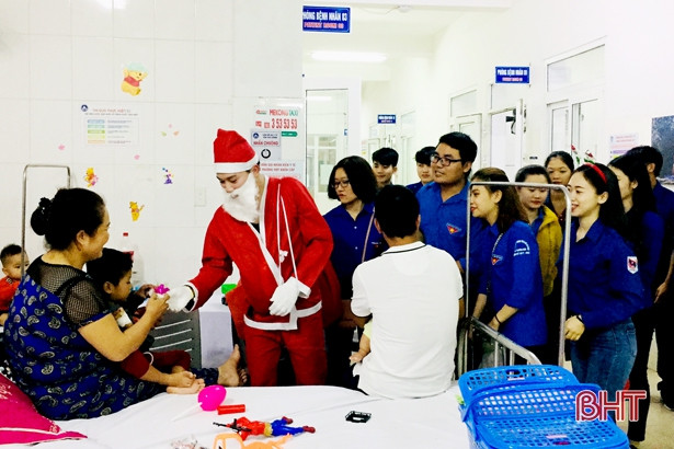 Ông già Noel tặng quà cho hơn 300 bệnh nhi Hà Tĩnh